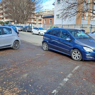 Biella, parcheggi selvaggi in via Friuli: residenti esasperati.