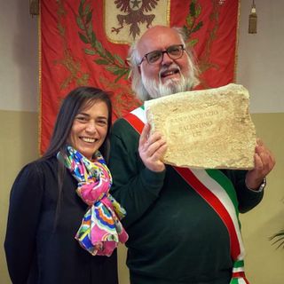 Sindaco e Assessore di San Pancrazio Salentino; pietra posata nell’area monumentale di “Nuraghe Chervu”.