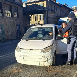 Biella, urta un'auto in sosta: conducente al pronto soccorso.