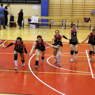 Maurizio Sechi premia i premi tre classificati (foto www.cuncordu.it)