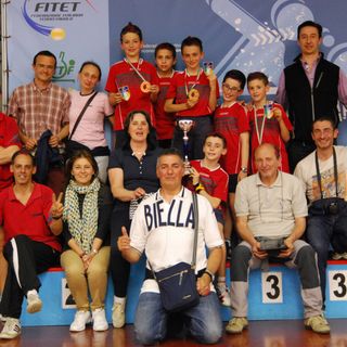 il gruppo del TT Biella sul podio di Terni festeggia il titolo di Campione d'Italia a squadre