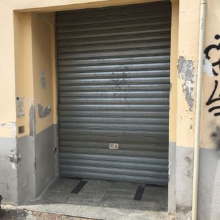 Biella, oggi turisti  alla funicolare con le saracinesche abbassate - Foto pagina FB Paolo Robazza