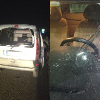 Il furgone dei ladri e l'auto danneggiata della Guardia di Finanza