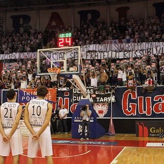 La commozione del Palaforum per l'ultimo saluto a Spia FOTOGALLERY