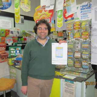 Enrico Tabozzi con la fotocopia del biglietto vincente