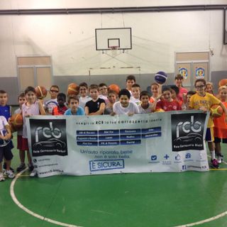 Nella foto il gruppo Minibasket-Acquilotti-Gazzelle con lo striscione del nuovo sponsor