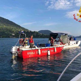 Da Nord Ovest - Nuota nel lago d'Orta e scompare dalla superficie. Ricerche in corso