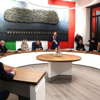 Un'immagine dell'inaugurazione della rinnovata sala consigliare a febbraio 2019