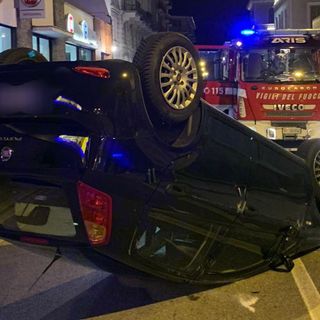 Biella: Si ribalta dopo lo scontro contro un secondo mezzo