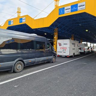 Ucraina, aiuti biellesi in viaggio, i mezzi carichi di viveri e materiale sanitario sono in Romania Ucraina, aiuti biellesi in viaggio, i mezzi carichi di viveri e materiale sanitario sono in Romania