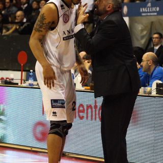 Basket - Damian Hollis va a Cantù