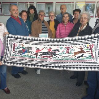 Soci di “Su Nuraghe” con Alma Cabras (a sinistra).