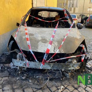 Biella, auto in fiamme in Riva, paura tra i residenti Biella, auto in fiamme in Riva, paura tra i residenti