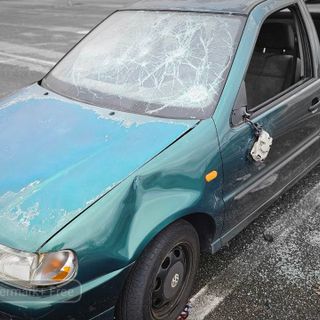 Auto abbandonata a Vigliano: ancora nel parcheggio e sempre più pericolosa FOTO e VIDEO Mauro Benedetti per newsbiella.it