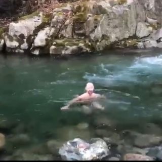 I bagni ghiacciati fanno bene alla salute? Dennis ne è più che convinto