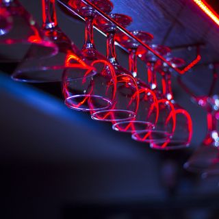 Biella, minacce alla barista che non gli servono da bere