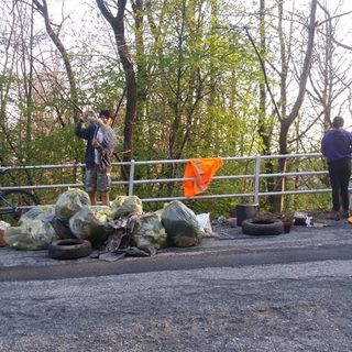 Un sabato "ecologico" per sette ragazzi. Ripuliti alcuni boschi nel comune di Bioglio