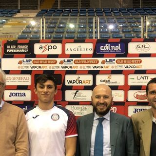 Il presidente di Biella Next Piergiorgio Castelli, il capitano Under 19 Carlo Pietra, il presidente GGI UIB Christian Zegna con il vice presidente Luca Murta