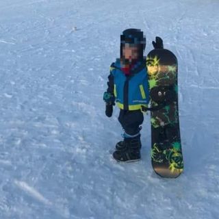 Un bimbo cerca la sua tavola dimenticata a Bielmonte