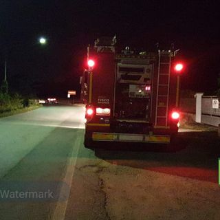 Si ribalta, viene soccorso dai passanti, risale sull'auto ammaccata e sparisce. Carabinieri alla ricerca - foto Benedetti per newsbiella.it