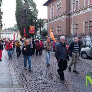 Biella: Fiaccolata dell'ANPI per celebrare la Festa della Liberazione e in onore dei caduti - Foto e Video Mattia Baù per newsbiella.it