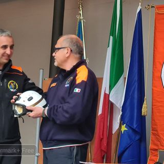 Daniele Cora consegna a Corrado Busnelli il casco di Ispettore Generale Corpo AIB Piemonte