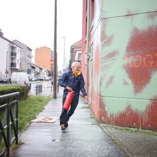 Ultima Generazione colpisce a Venaria, vernice e scritte contro il G7 sui muri del cinema della città