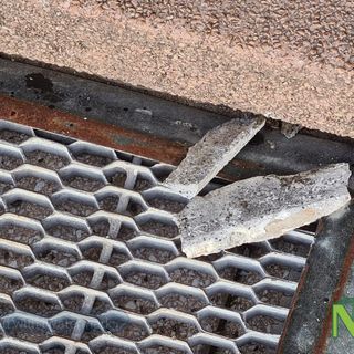 Ponzone, cadono calcinacci dal cornicione della chiesa, nessun ferito