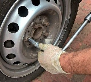 Cambio gomme: da venerdì via le invernali. Multe salate per chi non si adegua