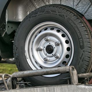 Tir in bilico sulla carreggiata a Valle Mosso, traffico in tilt