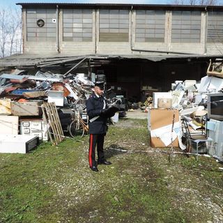 Piatto: lavori sgombero delle 50 tonnellate di rifiuti abusivi posti sotto sequestro Piatto: lavori sgombero delle 50 tonnellate di rifiuti abusivi posti sotto sequestro