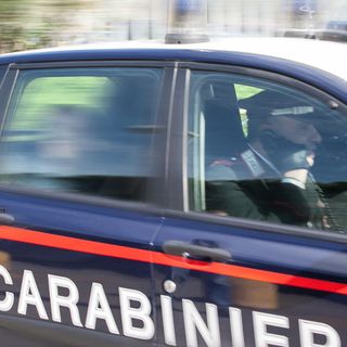 Entra in una ferramenta, acquista una roncola e con questa minaccia un conoscente