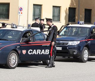 I carabinieri lo fermano per un’infrazione e lui li insulta