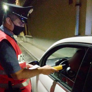 Cossato: auto sfonda recinzione, giovane conducente sottoposto all'alcol test - foto repertorio