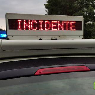 Mongrando, con l'auto finisce contro un salvapedone