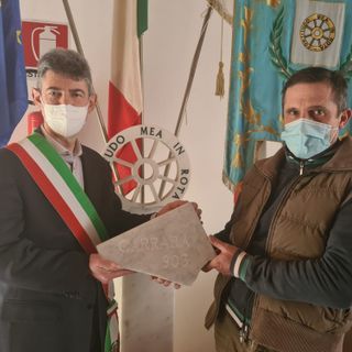 Francesco De Pasquale, sindaco di Carrara con lo scultore Michele Monforni
