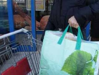 Biella: La distraggono nel parcheggio del supermercato e le portano via la borsa