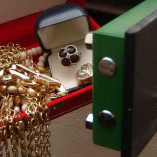 Viverone: Dalla cassaforte spariscono 400 euro e gioielli