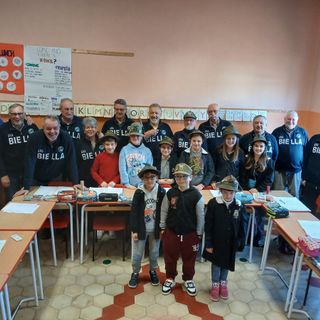Bambini e Alpini in coro: un incontro tra canti e tradizione alle elementari di Castelletto Cervo
