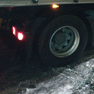 Neve e ghiaccio colpiscono ancora: Incidente a Salussola e camion bloccato alla galleria della Volpe