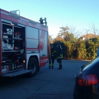 Palo divelto in rotonda a Mongrando: Vigili del Fuoco sul posto per la sicurezza stradale, foto archivio