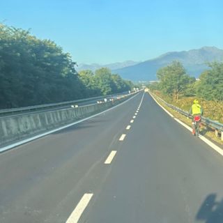 E' una "moda" o disprezzo per la propria vita? Ciclista in super, diverse segnalazioni di automobilisti