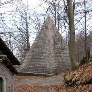La Piramide di sienite della tomba di Quintino Sella