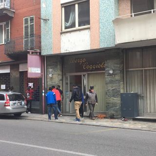 Migranti lavoratori "volontari" all'ex hotel Coggiola