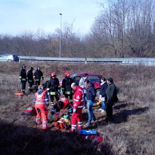 Masserano: Auto finisce fuori strada