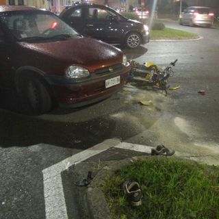 In prognosi riservata il centauro ferito in via Ivrea