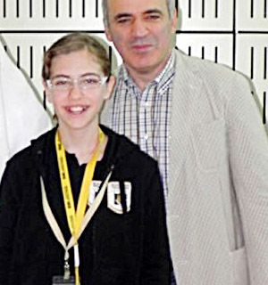 Maria Palma insieme al russo Garri Kasparov, il più grande giocatore di scacchi di tutti i tempi