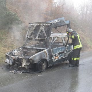 Auto in fiamme al Favaro