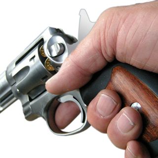 Biella, furto di arma da fuoco ed estorsione, due arresti