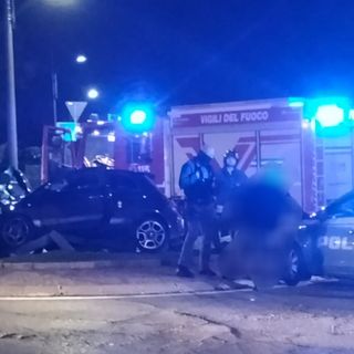 A tutta velocità sulla rotonda, abbatte un palo e resta incastrato nell'abitacolo